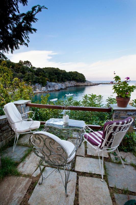Victoria'S Guesthouse ดามูคารี ภายนอก รูปภาพ
