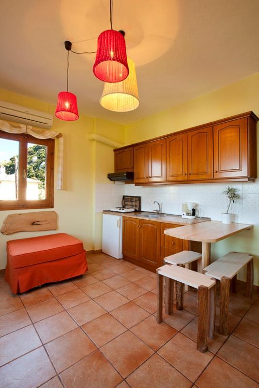 Victoria'S Guesthouse ดามูคารี ภายนอก รูปภาพ