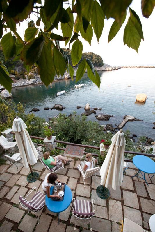 Victoria'S Guesthouse ดามูคารี ภายนอก รูปภาพ